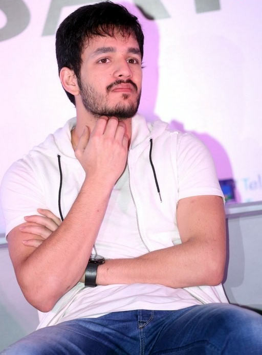 akhil,akhil akkineni,akhil second movie,nagarjuna,trivikram,sukumar  అఖిల్.. అంటే తప్పించుకుంటున్నారు! 